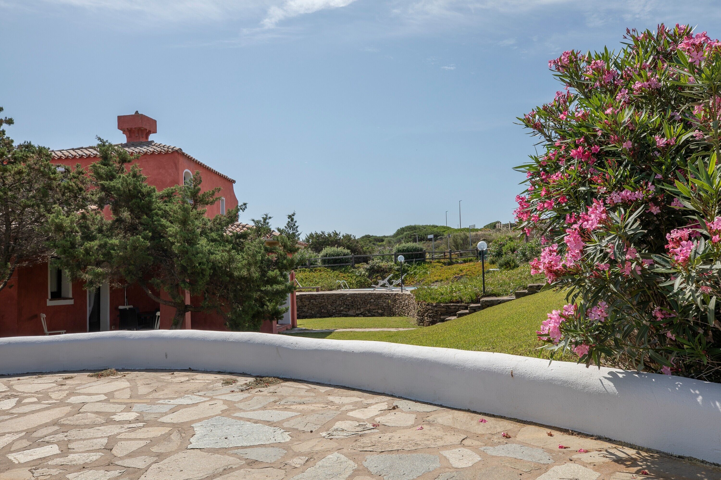 المنطقة المحيطة بالمنشأة