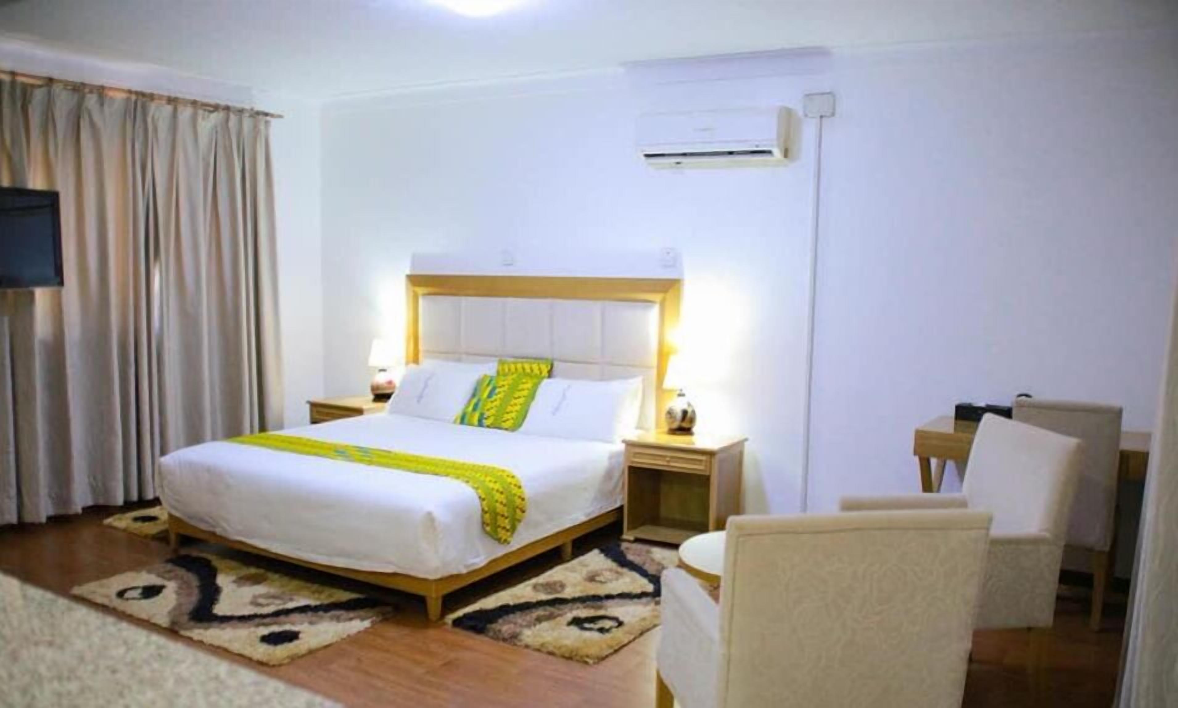 Deluxe Studio, 1 Bedroom | In-room safe, desk, laptop workspace, blackout drapes