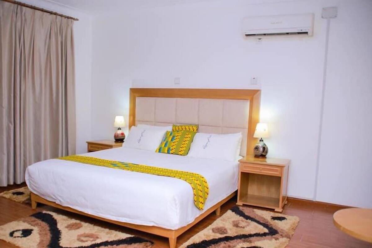 Deluxe Studio, 1 Bedroom | In-room safe, desk, laptop workspace, blackout drapes