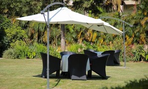 Outdoor dining - Rosemary Courts Hotel (Entebbe)