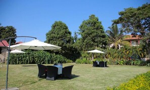 Outdoor dining - Rosemary Courts Hotel (Entebbe)