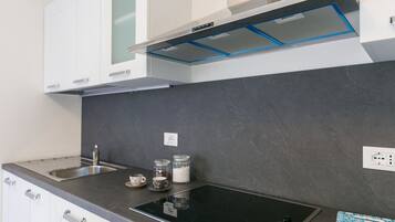 KĂŒhlschrank, Ofen, Herdplatte, Hochstuhl