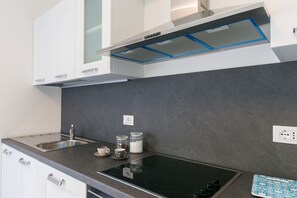 Jääkaappi, uuni, liesi, syöttötuoli