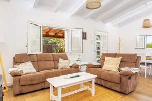 TV, fireplace, stereo - Finca "Villa Son Coves" with Garden and Pool (Santanyi)