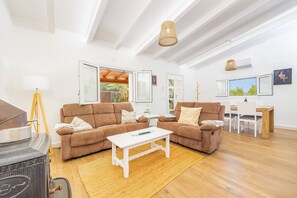 TV, fireplace, stereo - Finca "Villa Son Coves" with Garden and Pool (Santanyi)