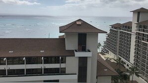 Een hotel met uitzicht op zee, met een modern gebouw, een plat dak en een toren met balkon.