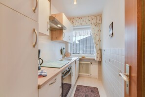 Een koelkast, een oven, een kookplaat, een vaatwasser