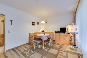 Dining - Charming Holiday Apartment “Ried Inzell” with Mountain View & Wi-Fi; Parking Available (Inzell)