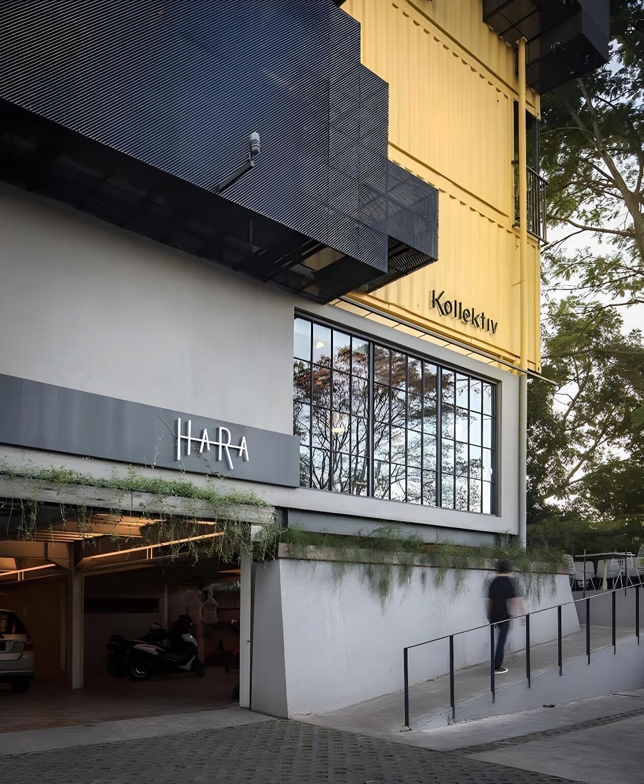 Un edificio moderno con un'ampia vetrata e un cartello con su scritto 
