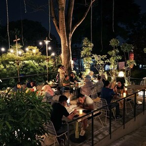 Outdoor dining - Kollektiv Hotel (Bandung)