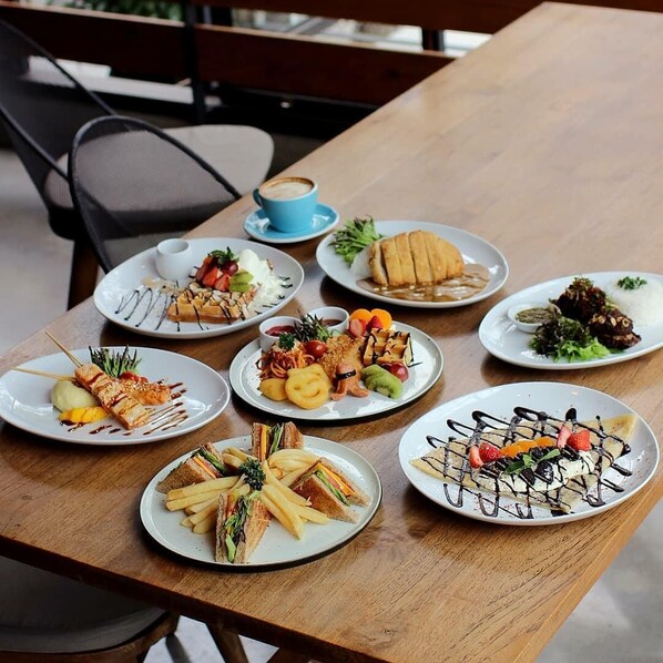 Outdoor dining - Kollektiv Hotel (Bandung)