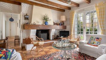 Télévision, cheminée