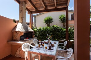 Outdoor dining - Central Holiday Home with Garden, Terrace & Balcony; Pets Allowed (Villasimius)