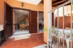 Dining - Central Holiday Home with Garden, Terrace & Balcony; Pets Allowed (Villasimius)