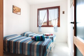 2 bedrooms, iron/ironing board, bed sheets