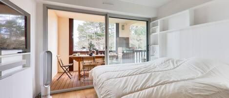 4 bedrooms, iron/ironing board, free WiFi