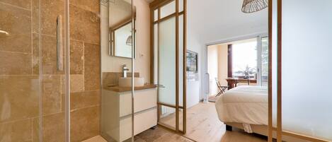 4 عدّة غرف نوم ومكواة/لوح كي وواي فاي مجانًا