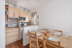 Fridge, microwave, dishwasher, coffee/tea maker