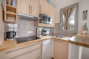 Réfrigérateur, micro-ondes, lave-vaisselle, cafetière/bouilloire