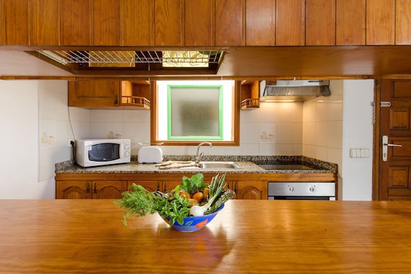 Een koelkast, een microgolfoven, een oven, een kookplaat