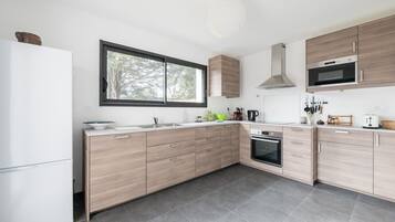 Een koelkast, een microgolfoven, een vaatwasser