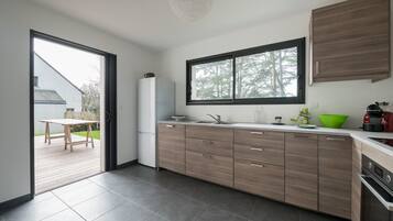 Réfrigérateur, micro-ondes, lave-vaisselle, cafetiÚre/bouilloire