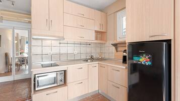 Réfrigérateur, micro-ondes, plaque de cuisson, cafetière/bouilloire