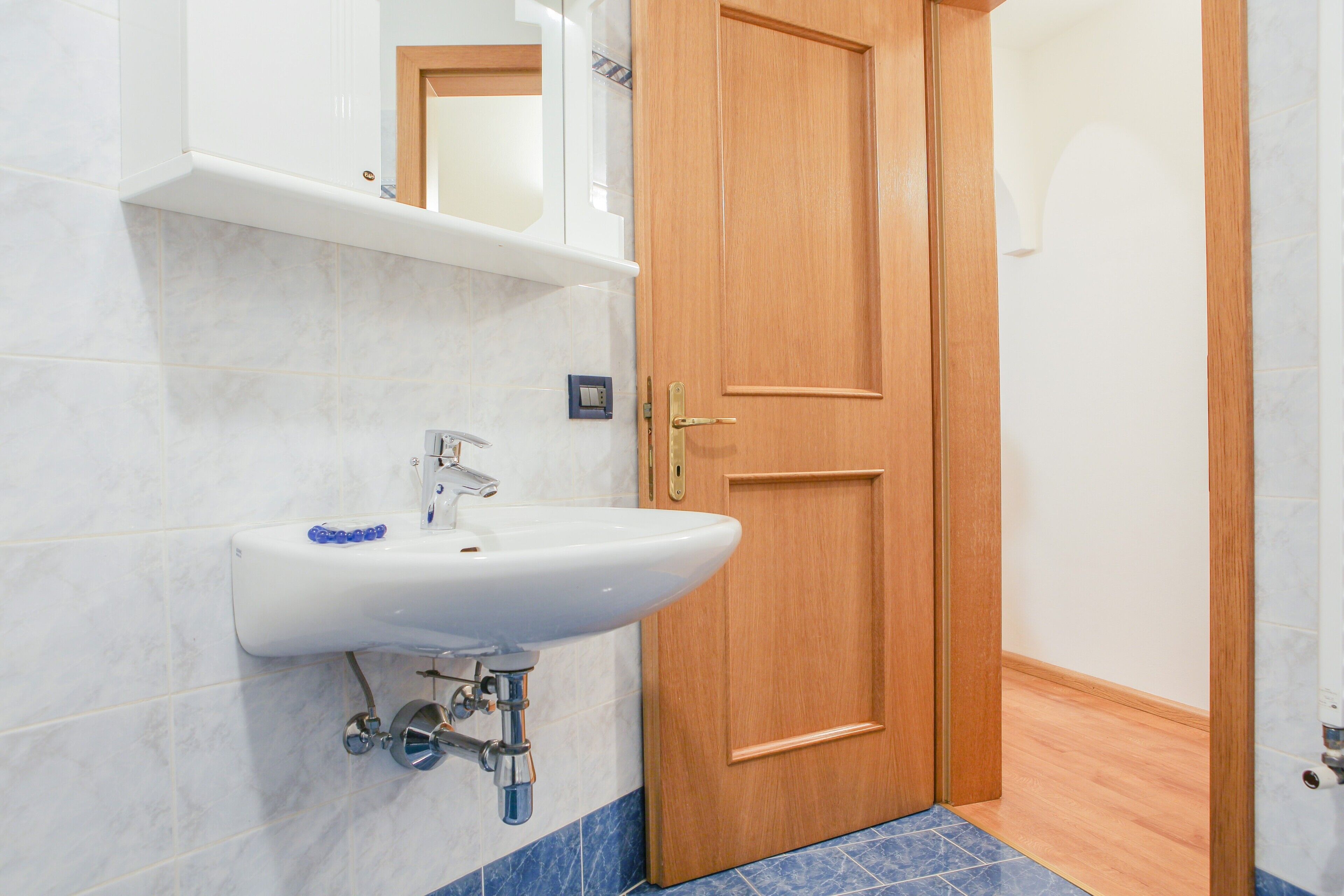 Badewanne, kostenlose Toilettenartikel, Haartrockner, Handtücher