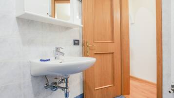 Badewanne, kostenlose Toilettenartikel, Haartrockner, Handtücher