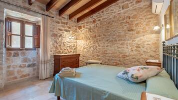 3 slaapkamers, een strijkplank/strijkijzer, gratis wifi, beddengoed