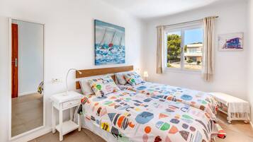 4 bedrooms, iron/ironing board, free WiFi, bed sheets