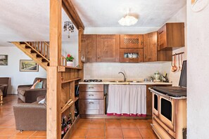 Jääkaappi, uuni, liesi, kahvin-/teenkeitin