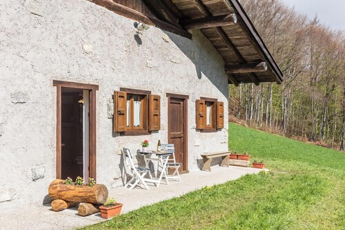 Magnifique maison de vacances "Baita Rustica immersa nel verde" avec vue sur les montagnes.