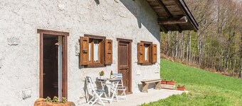 Magnifique maison de vacances "Baita Rustica immersa nel verde" avec vue sur les montagnes.