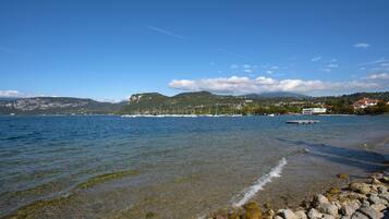 Una spiaggia nelle vicinanze