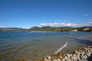 Una spiaggia nelle vicinanze