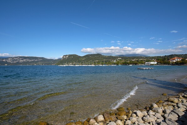 Una spiaggia nelle vicinanze