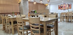 Daily buffet breakfast (VND 50000 per person)