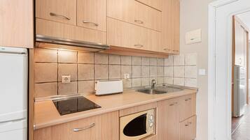 Een koelkast, een microgolfoven, een kookplaat