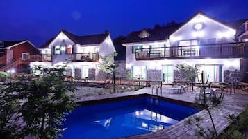 Front of property โ evening/night