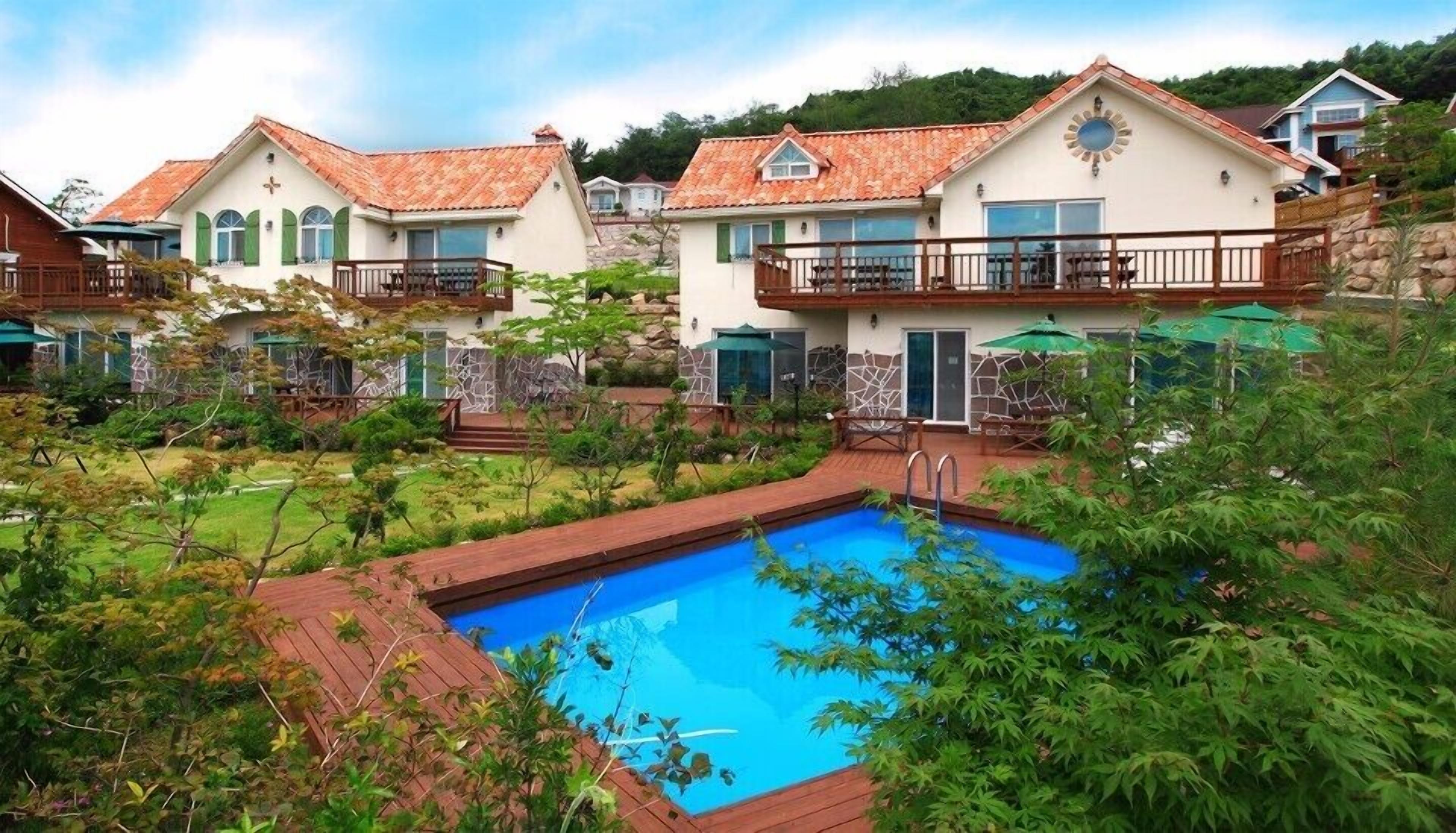 季节性开放的室外游泳池