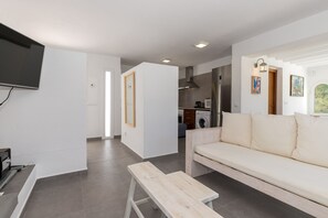 TV, ping pong, stereo - Holiday Home "Ca Sa Mola" with Terrace and Pool (Cala Blanca - Ciutadella de Menorca)