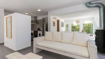 Télévision, table de tennis de table, chaßne hi-fi