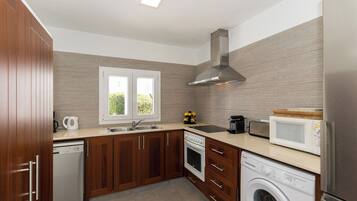 冰箱、微波炉、烤箱、炉灶