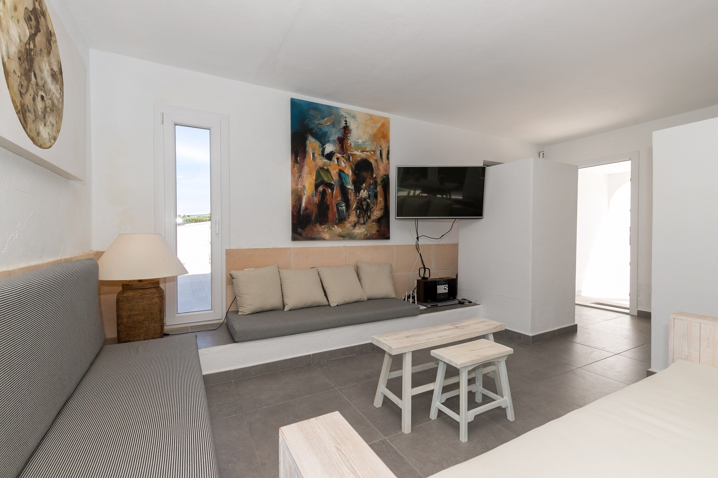 Een televisie, een tafeltennistafel en een stereo