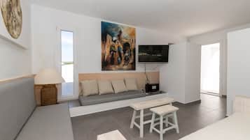 Een televisie, een tafeltennistafel en een stereo