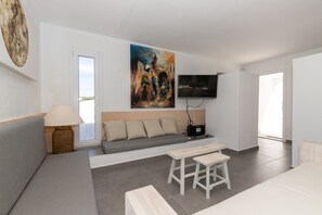 TV, ping pong, stereo - Holiday Home "Ca Sa Mola" with Terrace and Pool (Cala Blanca - Ciutadella de Menorca)