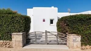 A white building with a sign reading 'Villa Casa sa Mola 100 B' at the entrance. - Holiday Home "Ca Sa Mola" with Terrace and Pool (Cala Blanca - Ciutadella de Menorca)