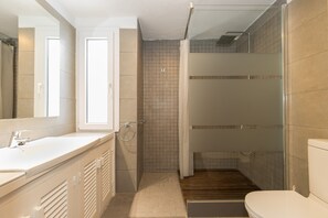 Dusche, Haartrockner, Handtücher