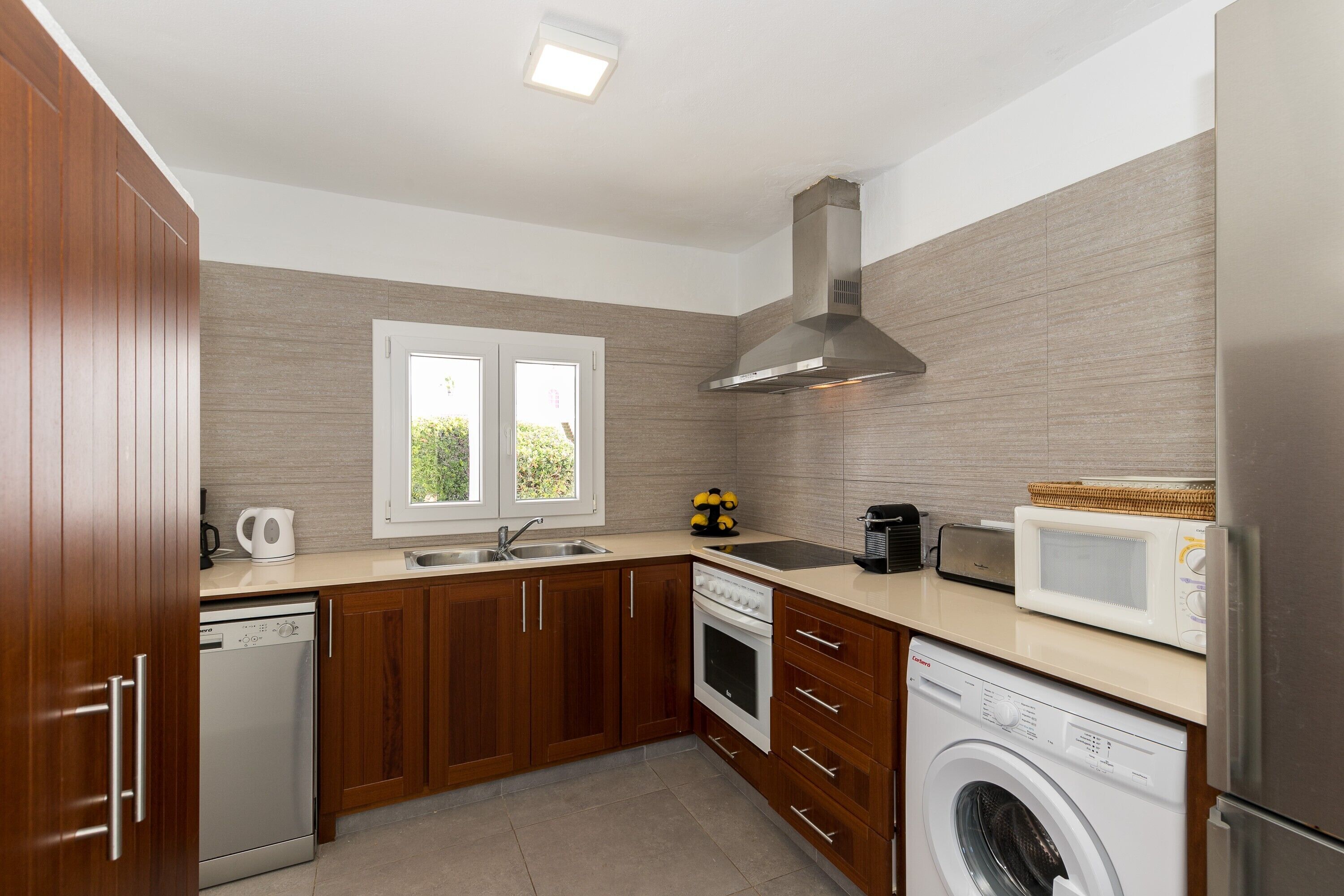 Een koelkast, een magnetron, een oven, een kookplaat